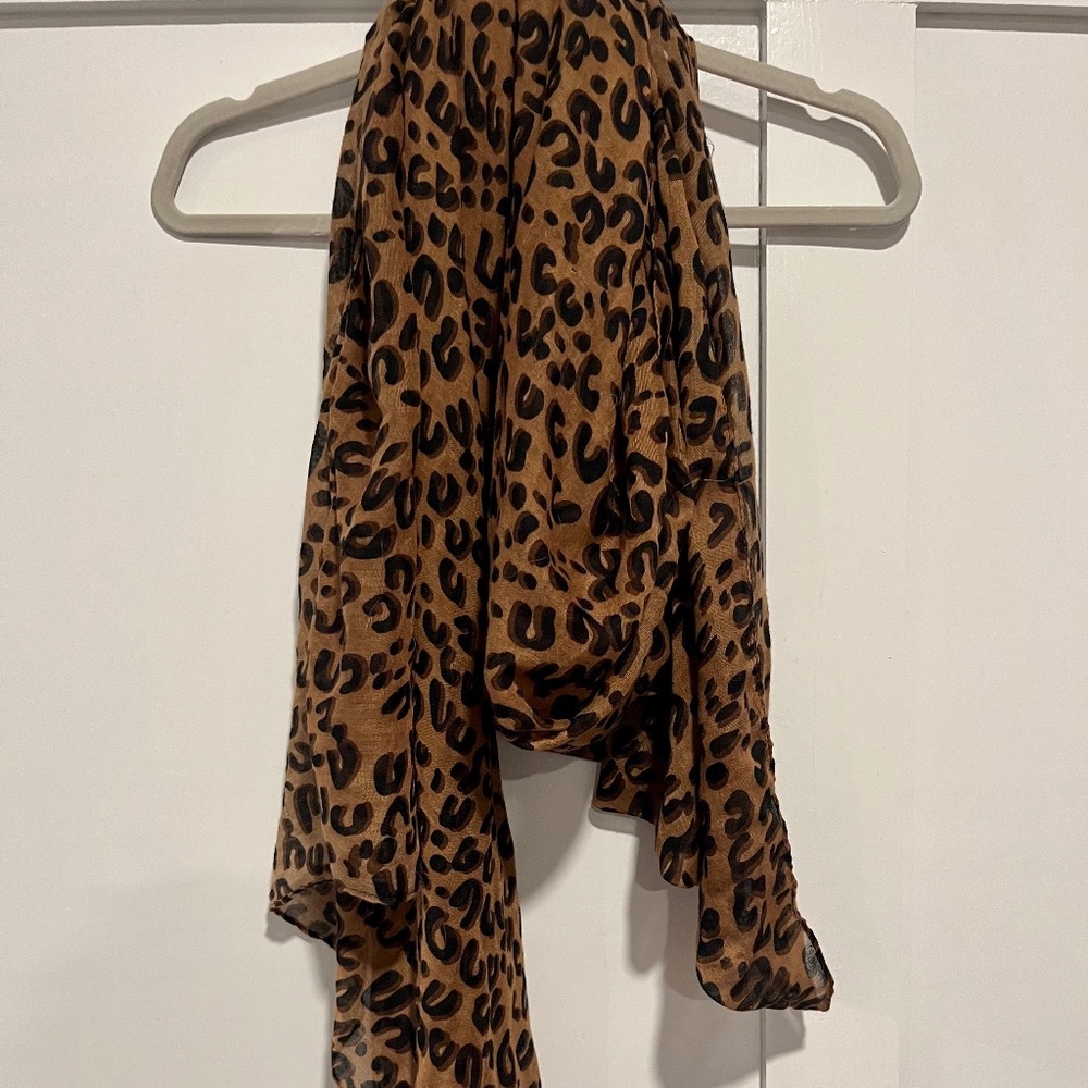 Leopard lightweight scarf